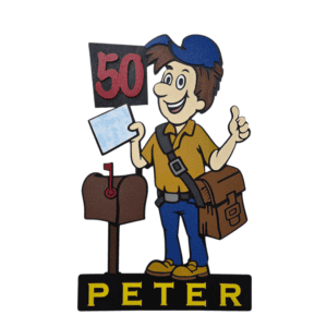 Znak za obletnico poštar je personalizirano leseno darilo z imenom in letnico. Popolno presenečenje za poštarja ob okrogli obletnici.